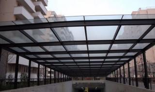 钢结构雨棚报价多少钱一平方米 张膜结构雨棚厂家